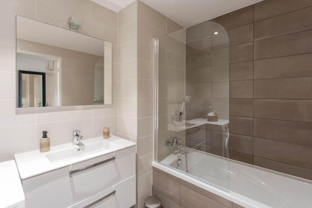 Appartamento A7- 2 Bdr Sea & Mountain View - Ac, Parking, Pool & Terrace Antibes Esterno foto